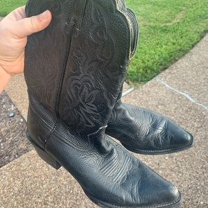 Women’s black Ariat boots